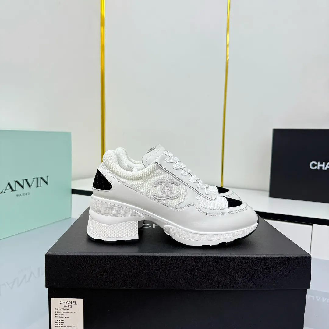👟👟Ex-factory price 660👟👟 Chanel casual small leather shoes ~ original calfskin panda shoes Chanel 25C latest hot style panda black and white sports shoes casual sneakers small fragrance hot item classic black and white panda color coco girls must pay for it Fabric: original customized first-layer cowhide Inner: original imported breathable mesh lining Outsole: Original molded rubber + TPU combination Size: Women's 35-41